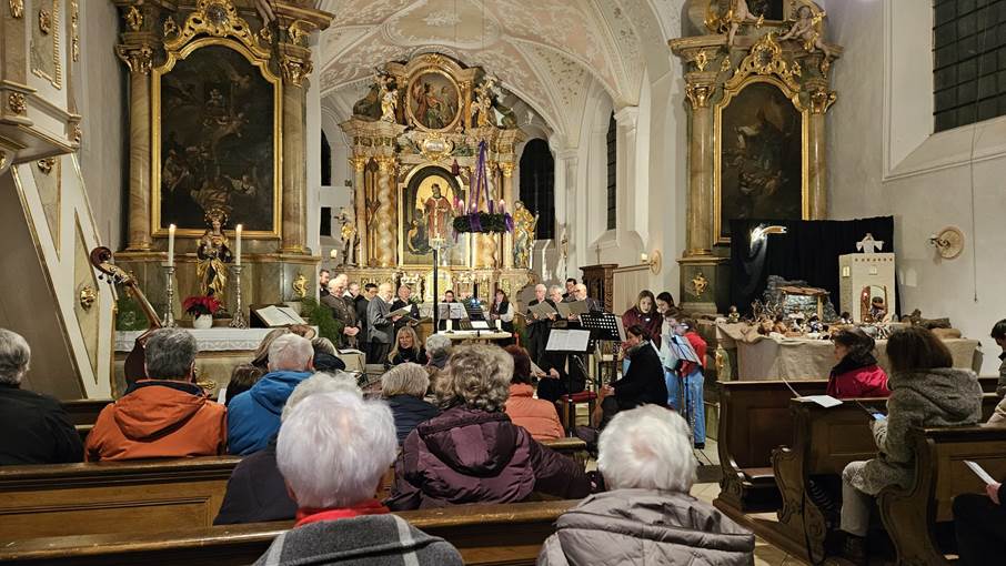 Ein Bild, das Kleidung, Im Haus, Kultstätte, Heiligtümer enthält.
Automatisch generierte Beschreibung