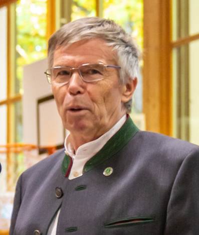 Ein Bild, das Menschliches Gesicht, Person, Kleidung, Mann enth�lt.

KI-generierte Inhalte k�nnen fehlerhaft sein.